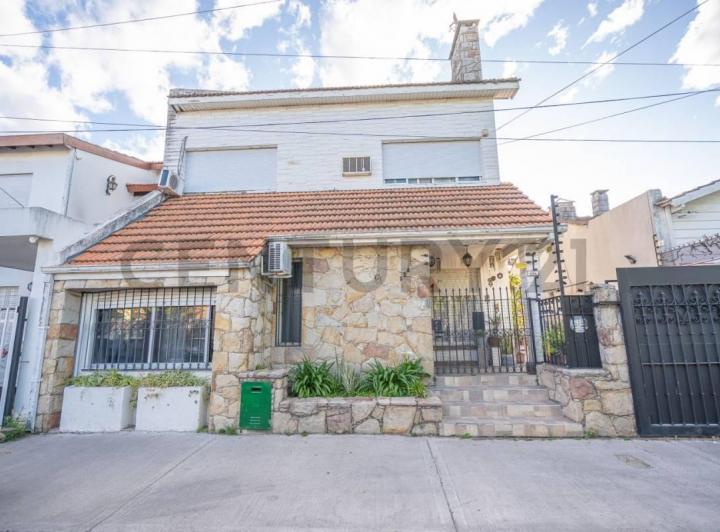 Casa · 227m² · 6 Ambientes · 3 Cocheras