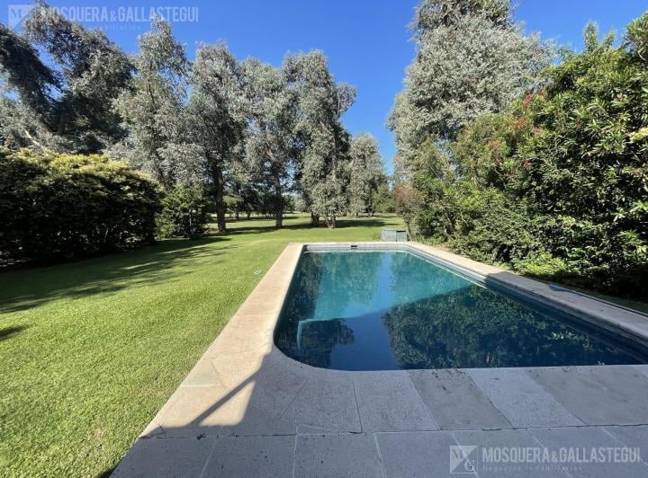 Casa · 220m² · 6 Ambientes · 6 Cocheras