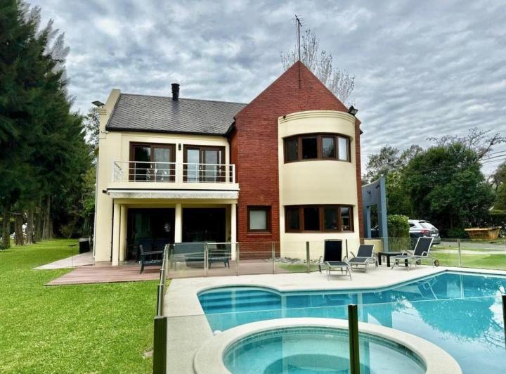Casa · 360m² · 7 Ambientes · 2 Cocheras