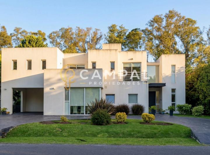 Casa · 330m² · 5 Ambientes · 2 Cocheras