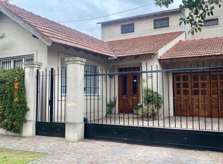 Casa · 420m² · 4 Ambientes · 1 Cochera