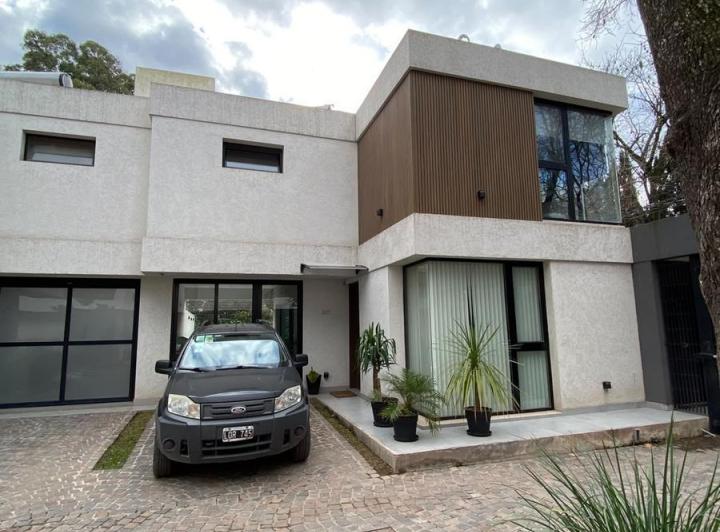 Casa · 160m² · 4 Ambientes · 2 Cocheras