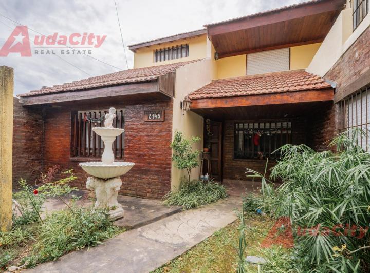 Casa · 252m² · 8 Ambientes · 1 Cochera