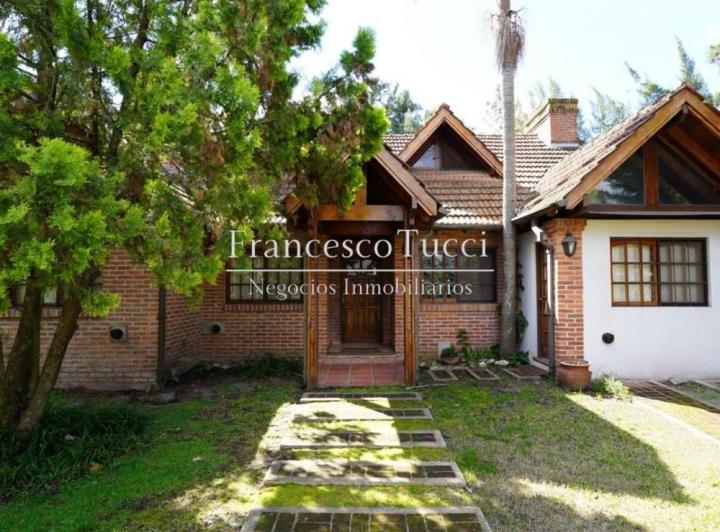 Casa · 200m² · 5 Ambientes · 1 Cochera