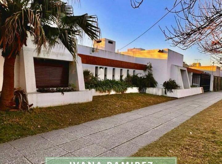 Casa · 180m² · 6 Ambientes · 2 Cocheras