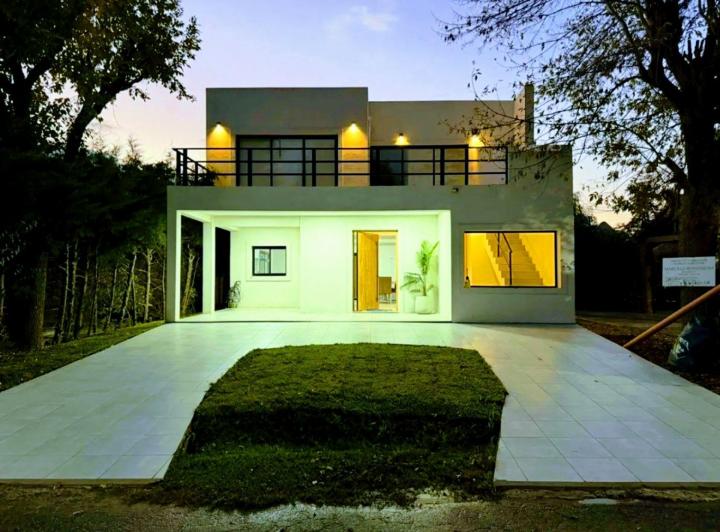 Casa · 220m² · 4 Ambientes · 1 Cochera