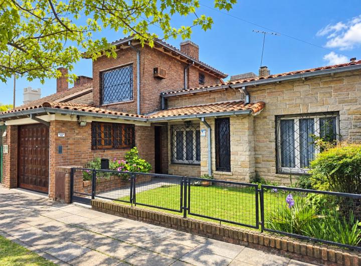 Casa · 182m² · 4 Ambientes · 2 Cocheras