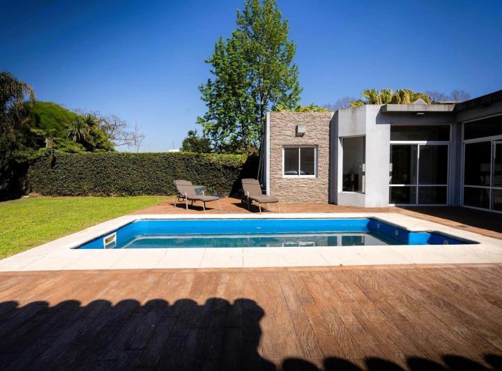 Casa · 300m² · 5 Ambientes · 2 Cocheras
