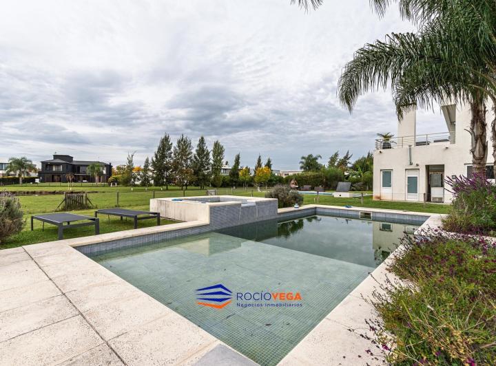 Casa · 335m² · 6 Ambientes · 2 Cocheras