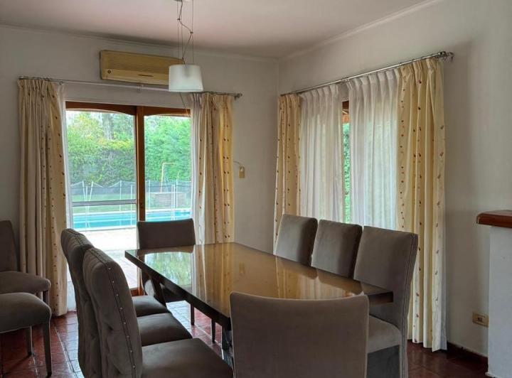 Casa · 245m² · 5 Ambientes · 2 Cocheras
