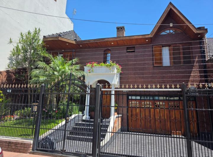 Casa · 290m² · 5 Ambientes · 2 Cocheras