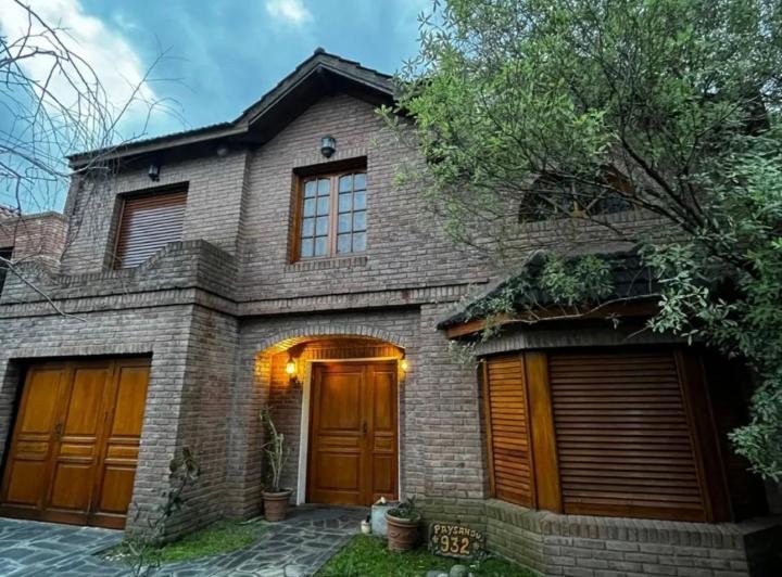 Casa · 240m² · 8 Ambientes · 2 Cocheras