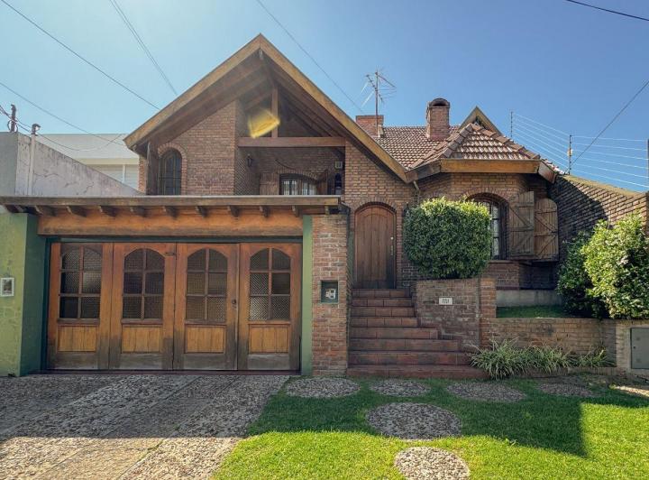 Casa · 190m² · 4 Ambientes · 2 Cocheras