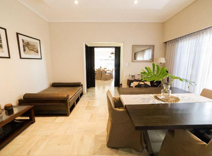 Casa · 400m² · 6 Ambientes · 2 Cocheras
