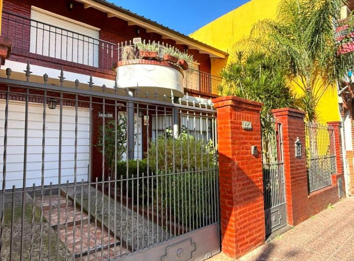 Casa · 395m² · 7 Ambientes · 4 Cocheras