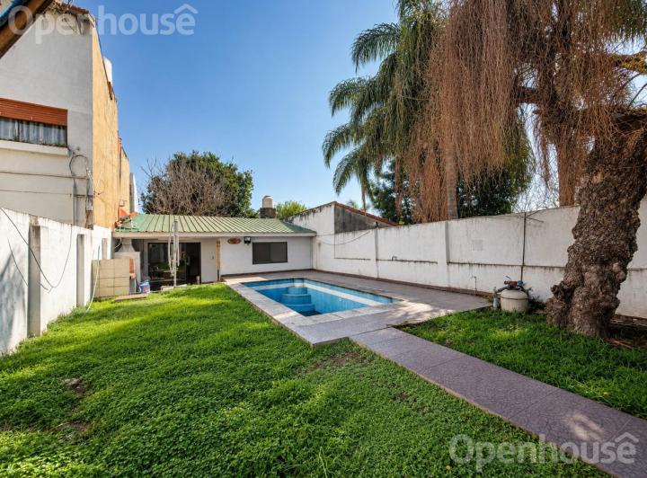 Casa · 218m² · 4 Ambientes · 1 Cochera