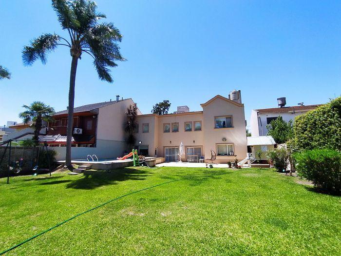 Casa · 300m² · 7 Ambientes · 2 Cocheras