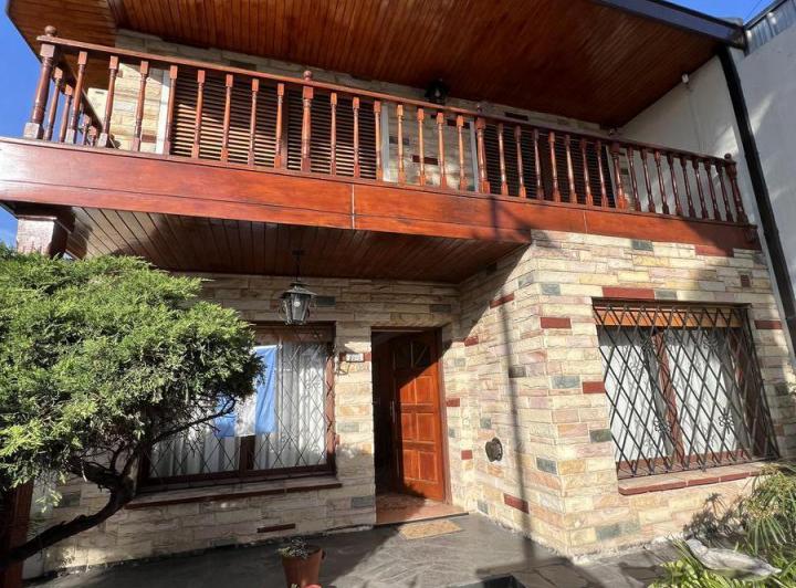 Casa · 240m² · 6 Ambientes · 3 Cocheras
