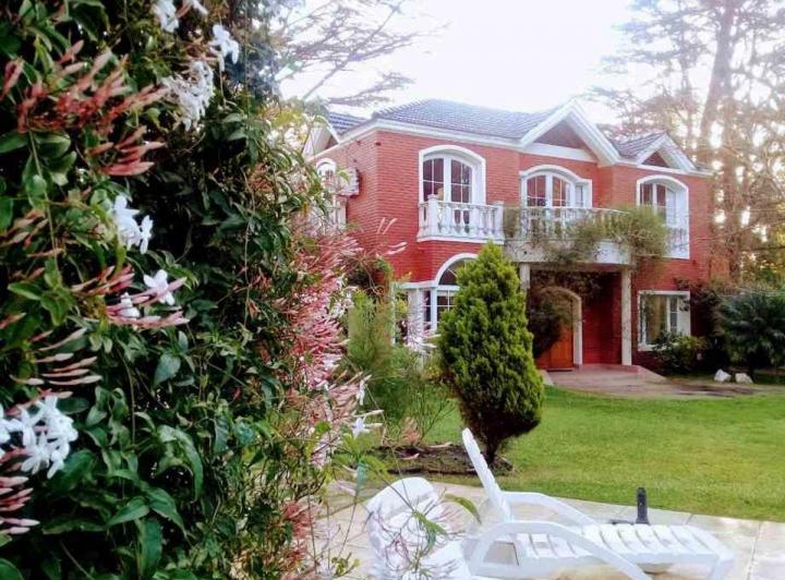 Casa · 180m² · 5 Ambientes · 2 Cocheras