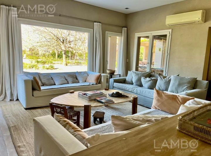 Casa · 259m² · 6 Ambientes · 2 Cocheras