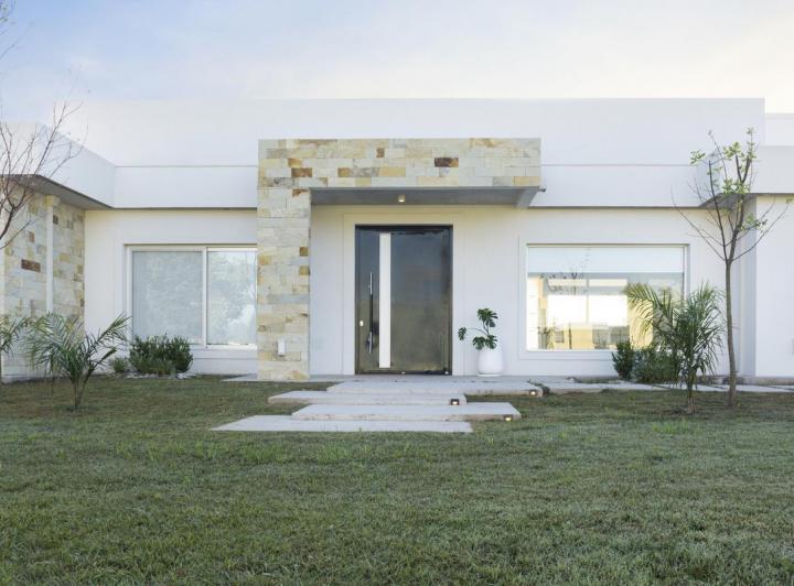 Casa · 215m² · 6 Ambientes · 2 Cocheras