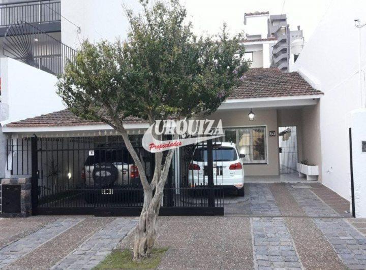 Casa · 250m² · 5 Ambientes · 2 Cocheras