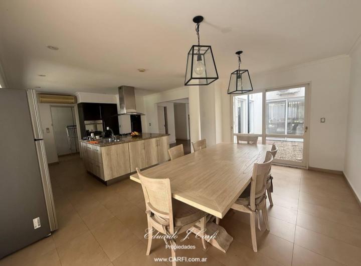 Casa · 232m² · 4 Ambientes · 1 Cochera