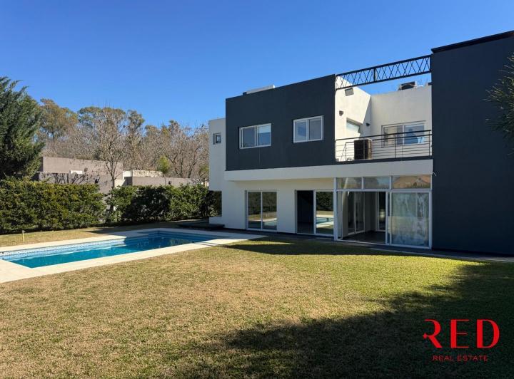 Casa · 235m² · 4 Ambientes · 5 Cocheras