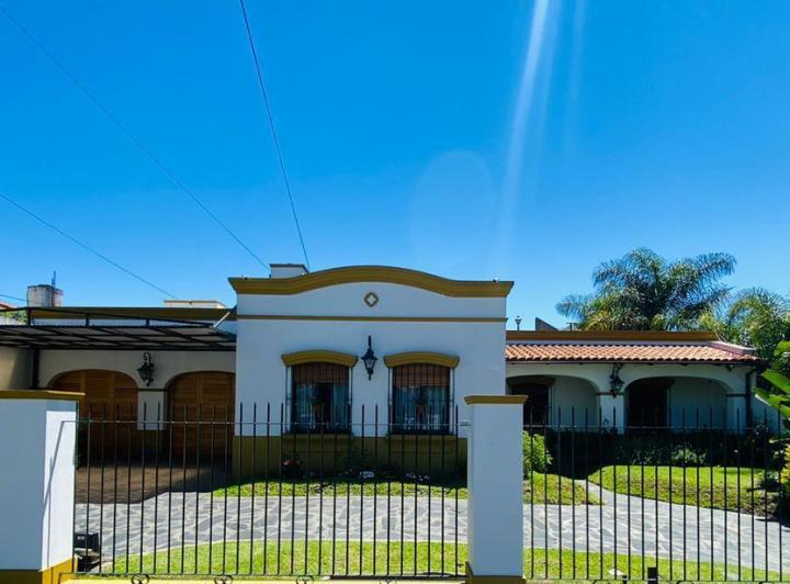 Casa · 939m² · 6 Ambientes · 3 Cocheras