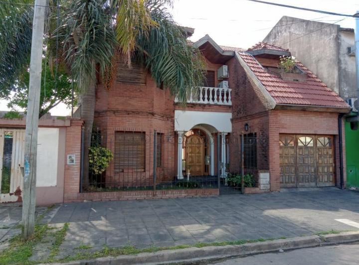 Casa · 250m² · 6 Ambientes · 4 Cocheras