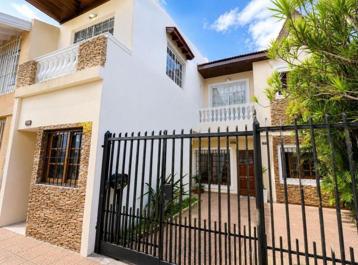 Casa · 135m² · 7 Ambientes · 2 Cocheras