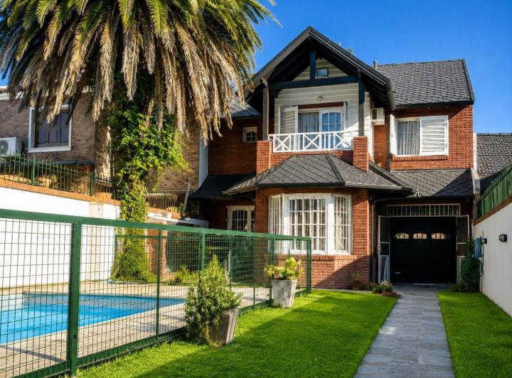 Casa · 200m² · 5 Ambientes · 7 Cocheras