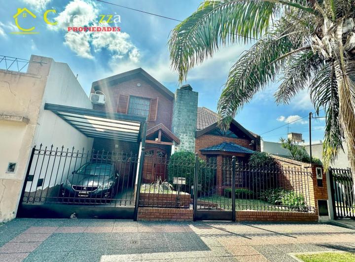 Casa · 240m² · 4 Ambientes · 2 Cocheras