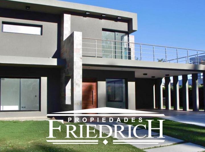 Casa · 190m² · 5 Ambientes · 2 Cocheras