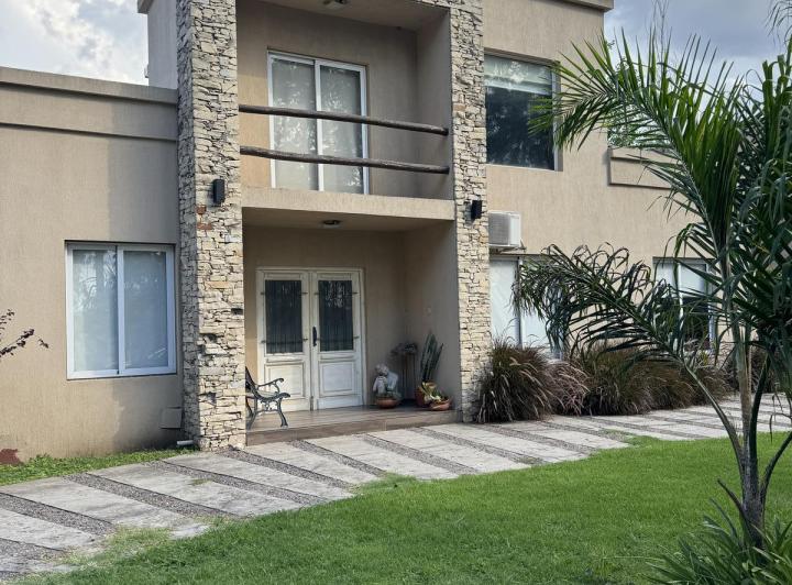 Casa · 235m² · 5 Ambientes · 2 Cocheras