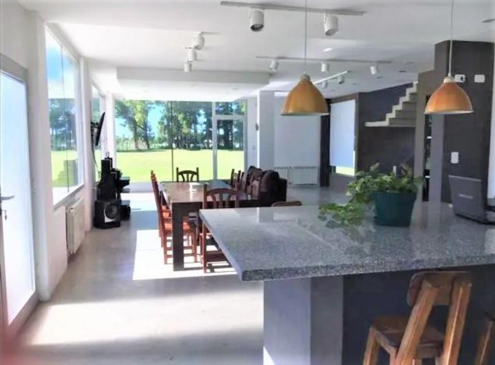 Casa · 290m² · 5 Ambientes · 3 Cocheras
