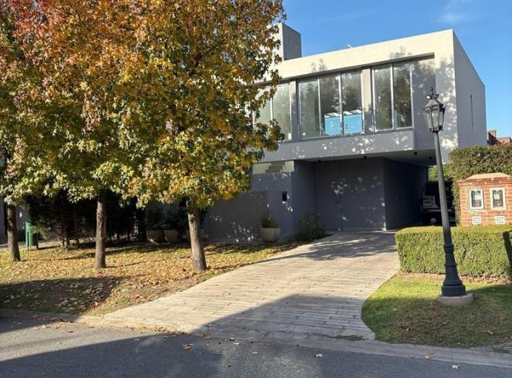 Casa · 144m² · 4 Ambientes · 1 Cochera