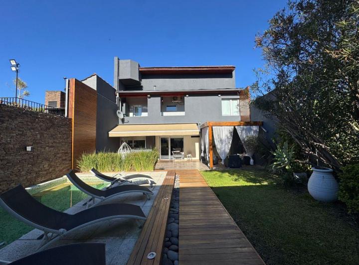 Casa · 220m² · 5 Ambientes · 1 Cochera