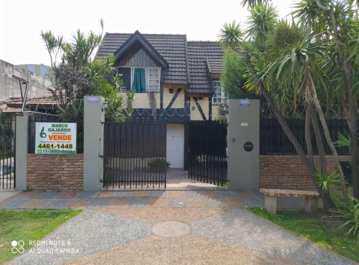 Casa · 150m² · 5 Ambientes · 2 Cocheras