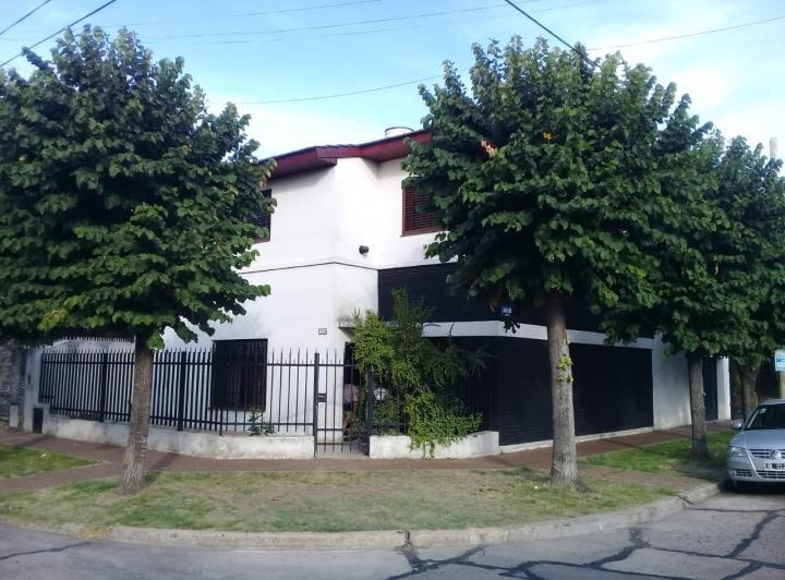 Casa · 220m² · 5 Ambientes · 2 Cocheras