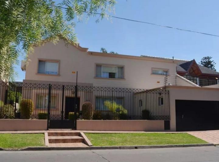 Casa · 300m² · 7 Ambientes · 6 Cocheras