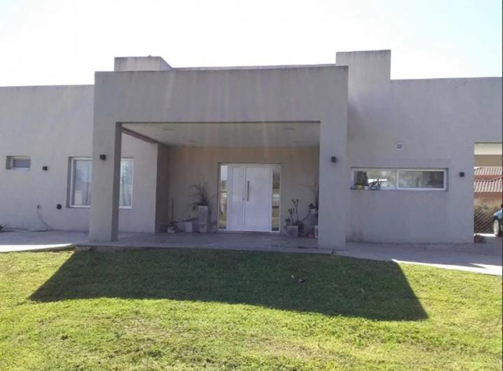 Casa · 200m² · 4 Ambientes · 3 Cocheras