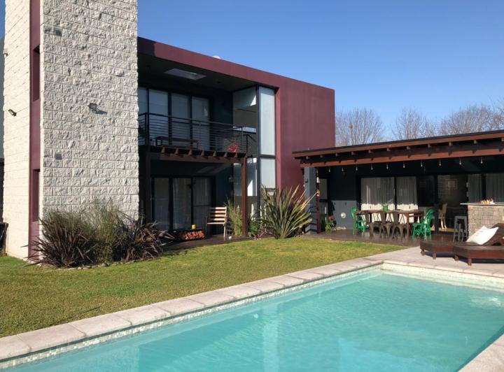 Casa · 250m² · 5 Ambientes