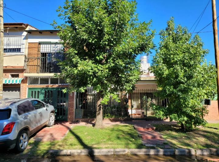 Casa · 200m² · 5 Ambientes · 2 Cocheras