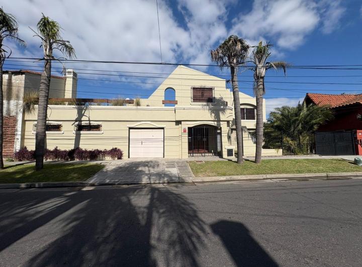 Casa · 360m² · 6 Ambientes · 1 Cochera