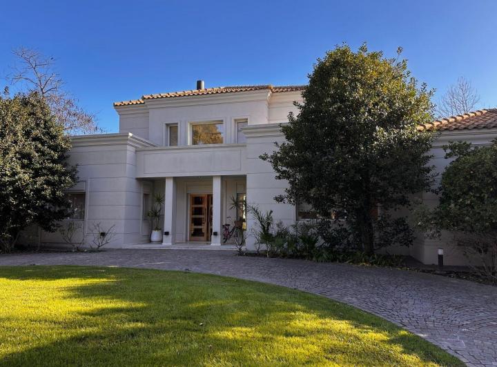 Casa · 388m² · 6 Ambientes · 3 Cocheras