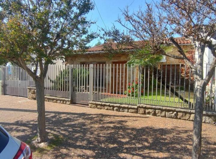 Casa · 220m² · 4 Ambientes · 4 Cocheras