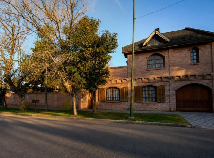Casa · 200m² · 5 Ambientes · 2 Cocheras