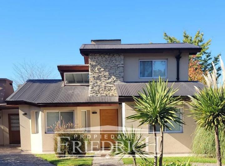 Casa · 14850m² · 4 Ambientes · 5 Cocheras