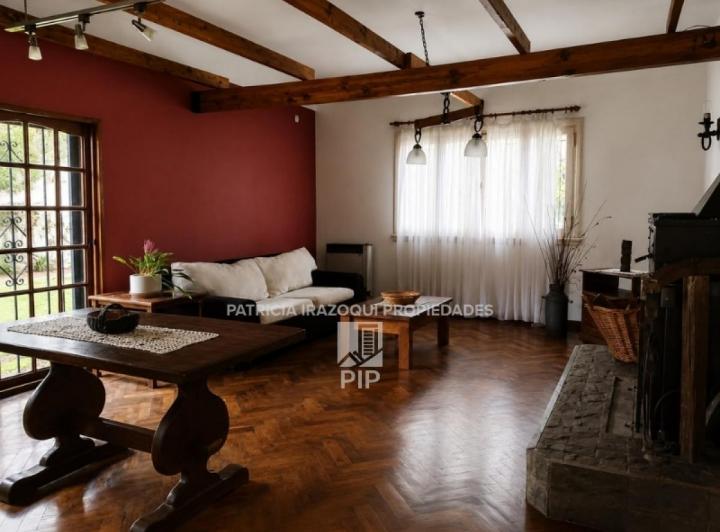 Casa · 240m² · 6 Ambientes · 1 Cochera
